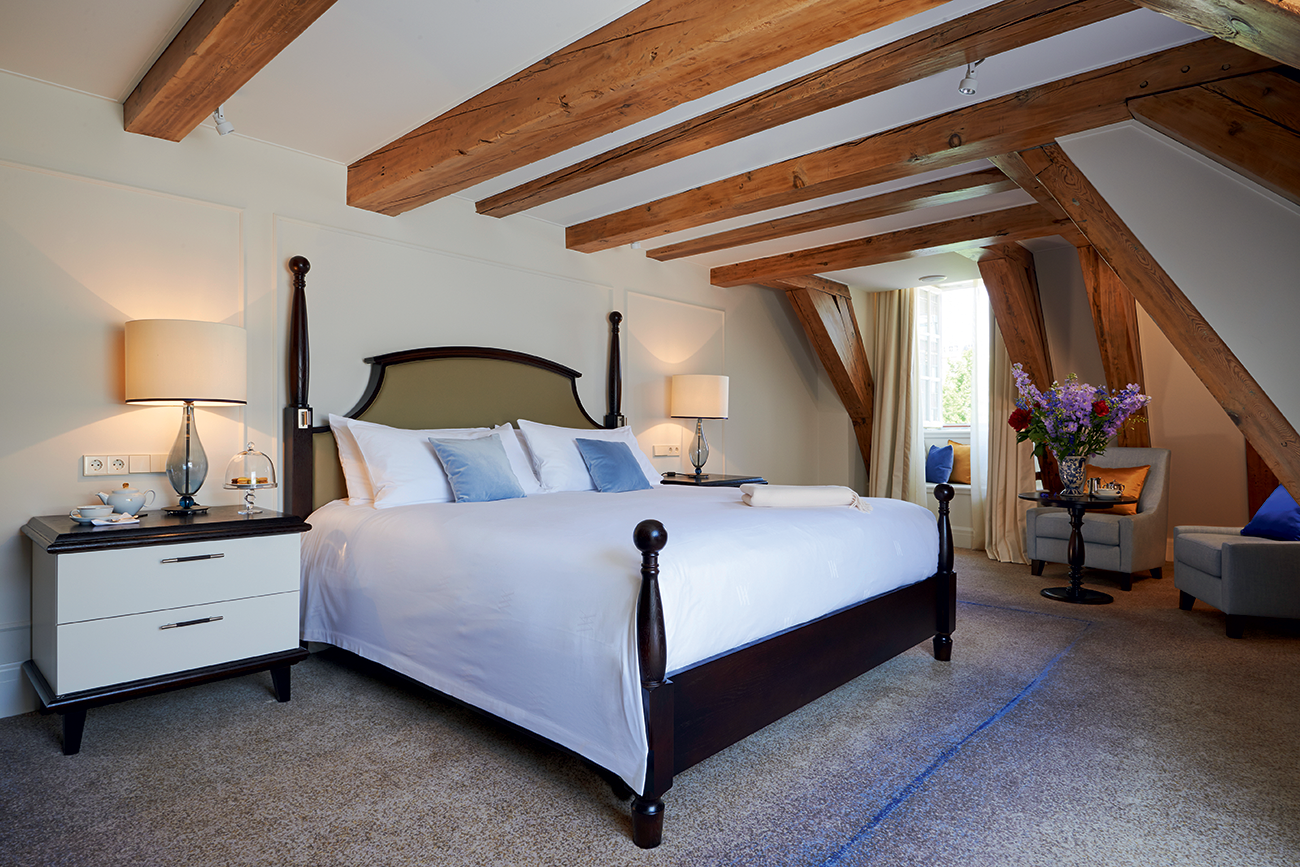 GRAND-LOFT-05_bedroom_337_7367-with-flowers-1